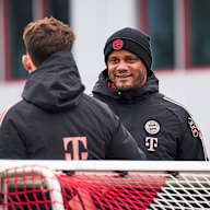 Vincent Kompany spricht im Training des FC Bayern mit einem Co-Trainer