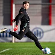 Manuel Neuer schießt einen Ball im Training des FC Bayern