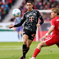 Jamal Musiala spielt den Ball an Ritsua Doan (Freiburg) vorbei