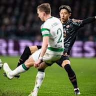 Hiroki Ito im Zweikampf im Champions League-Spiel des FC Bayern bei Celtic Glasgow