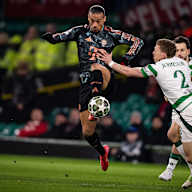 Leroy Sané im Zweikampf mit Gegenspielern von Celtic Glasgow