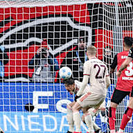 Hiroki Ito rettet auf der Linie per Kopf im Bundesliga-Spiel des FC Bayern in Leverkusen.