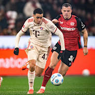 Jamal Musiala im Zweikampf mit Granit Xhaka im Bundesliga-Spiel des FC Bayern in Leverkusen.