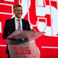 Herbert Hainer hält eine Rede