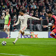 Michael Olise schlägt eine Flanke im Spiel gegen Leverkusen