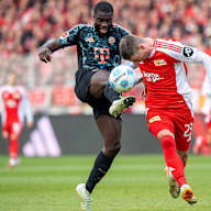 Dayot Upamecano (FC Bayern Muenchen) und Andrej Ilic (1. FC Union Berlin) kaempfen um den Ball
