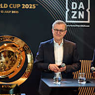 Jan-Christian Dreesen und Giovane Elber präsentieren die Trophäe der Klub-WM in der FC Bayern World.
