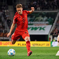 Joshua Kimmich schießt auf das Tor im Spiel gegen Augsburg