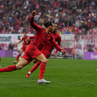 Leroy Sané bejubelt sein Tor für den FC Bayern gegen RB Leipzig