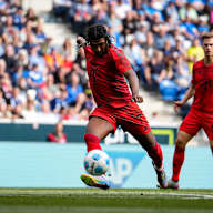 Serge Gnabry schießt das 3:0 für den FC Bayern im Spiel bei der TSG Hoffenheim
