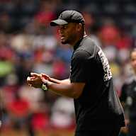 Vincent Kompany an der Seitenlinie im Spiel des FC Bayern gegen Auckland City FC bei der Klub-WM