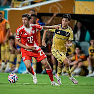 Thomas Müller mit Ball am Fuß im Zweikampf im Spiel des FC Bayern gegen die Boca Juniors bei der Klub-WM.