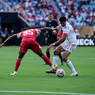 Aleksandar Pavlović im Zweikampf im Spiel des FC Bayern gegen Benfica Lissabon bei der Klub-WM.