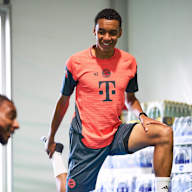 Jamal Musiala und Michael Olise am Donnerstag im FC Bayern-Training.
