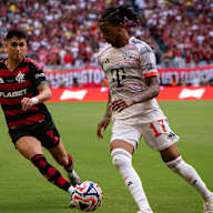 Michael Olise am Ball im Klub-WM-Achtelfinale FC Bayern vs. Flamengo.