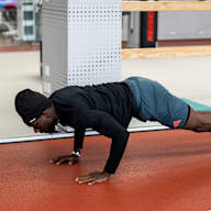 Alphonso Davies im Reha-Training des FC Bayern bei einer statischen Kraftübung