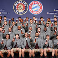 Mannschaftsfoto des FC Bayern mit Paulaner