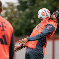 Aleksandar Pavlovic stoppt den Ball im Training des FC Bayern