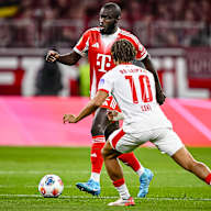 Dayot Upamecano mit Ball am Fuß während des Bundesligaauftakts zwischen dem FC Bayern und RB Leipzig