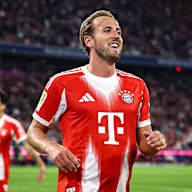 Harry Kane strahlt nach seinem Hattrick während des Bundesligaauftakts zwischen dem FC Bayern und RB Leipzig