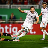 Harry Kane wird gefoult während des DFB-Pokalspiels des FC Bayern beim SV Wehen Wiesbaden