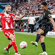 Konrad Laimer im Zweikampf mit Dimitrios Giannoulis im Bundesliga-Spiel des FC Bayern beim FC Augsburg.