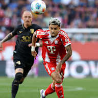 Luis Diaz am Ball im Bundesliga-Spiel des FC Bayern beim FC Augsburg.