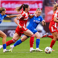 Sarah Zadrazil im Zweikampf mit zwei Leverkusen-Spielerinnen