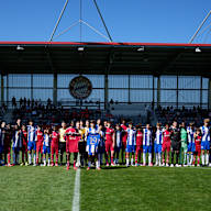 Der FC Porto und der FC Liverpool gedenken Djogo Jota und Andre Silva beim U15 Elite Cup am FC Bayern Campus.
