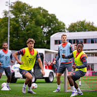Harry Kane blicket dem Ball bei einer Spielform hinterher imTraining des FC Bayern vor dem Heimspiel gegen den Hamburger SV.