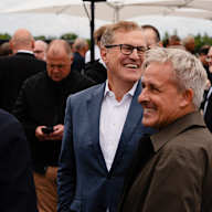 Jan-Christian Dreesen und Pierre Littbarski lachen