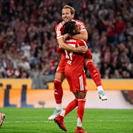 Harry Kane jubelt mit Vorlagengeber Michael Olise nach dem 5:0 imBundesliga-Spiel FC Bayern gegen Hamburger SV.