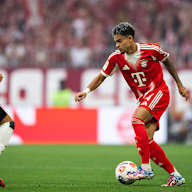 Luis Diaz am Ball im Bundesliga-Spiel FC Bayern gegen Hamburger SV.
