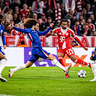 Michael Olise mit Ball am Fuß während des Heimspiels des FC Bayern zum Auftakt in die Champions League gegen den FC Chelsea