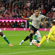Harry Kane schießt den Ball im Bundesliga-Heimspiel des FC Bayern gegen den SV Werder Bremen.
