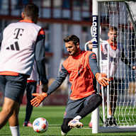 Sven Ulreich pariert einen Schuss im Abschlusstraining des FC Bayern vor dem Spiel bei Eintracht Frankfurt.