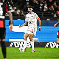 Aleksandar Pavlović mit Ball am Fuß während des Gastspiels des FC Bayern bei Eintracht Frankfurt