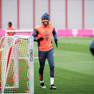 Sacha Boey lacht im Training des FC Bayern vor dem Spitzenspiel gegen Dortmund
