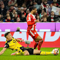Nico Schlotterbeck grätscht Michael Olise den Ball vom Fuß während des Bundesliga-Heimspiels des FC Bayern gegen Borussia Dortmund