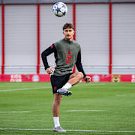 Tom Bischof am Ball im Abschlusstraining des FC Bayern vor dem Spiel gegen Brügge