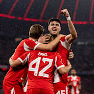 Lennart Karl jubelt nach seinem Tor gegen Brügge mit Harry Kane und Aleks Pavlović