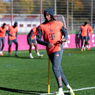 Michael Olise beim Warm-Up im Abschusstraining des FC Bayern vor dem Gastspiel in Mönchengladbach