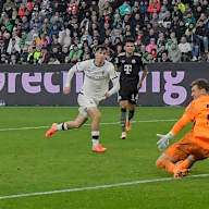 Raphael Guerreiro erzielt das Tor zum 2:0 im Bundesliga-Spiel des FC Bayern bei Borussia Mönchengladbach.