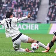 Luis Diaz wird gefoult im Bundesliga-Spiel des FC Bayern bei Borussia Mönchengladbach.