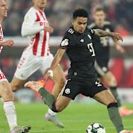 Luis Diaz schießt neben das Tor im DFB-Pokal-Spiel des FC Bayern beim 1. FC Köln.