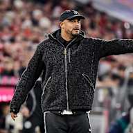 Vincent Kompany gestikuliert an der Seitenlinie während des Topspiels der Bundesliga des FC Bayern gegen Bayer 04 Leverkusen