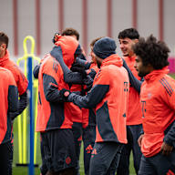 Spieler des FC Bayern lachen im Training