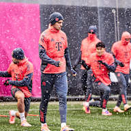 Josip Stanisic und Teamkollegen beim Warm-Up im Abschlusstraining des FC Bayern vor dem Bundesliga-Spiel gegen Freiburg