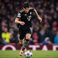 Minjae Kim dribbelt im Spiel des FC Bayern bei Arsenal mit dem Ball