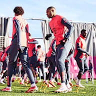 Spieler des FC Bayern laufen sich im Training warm